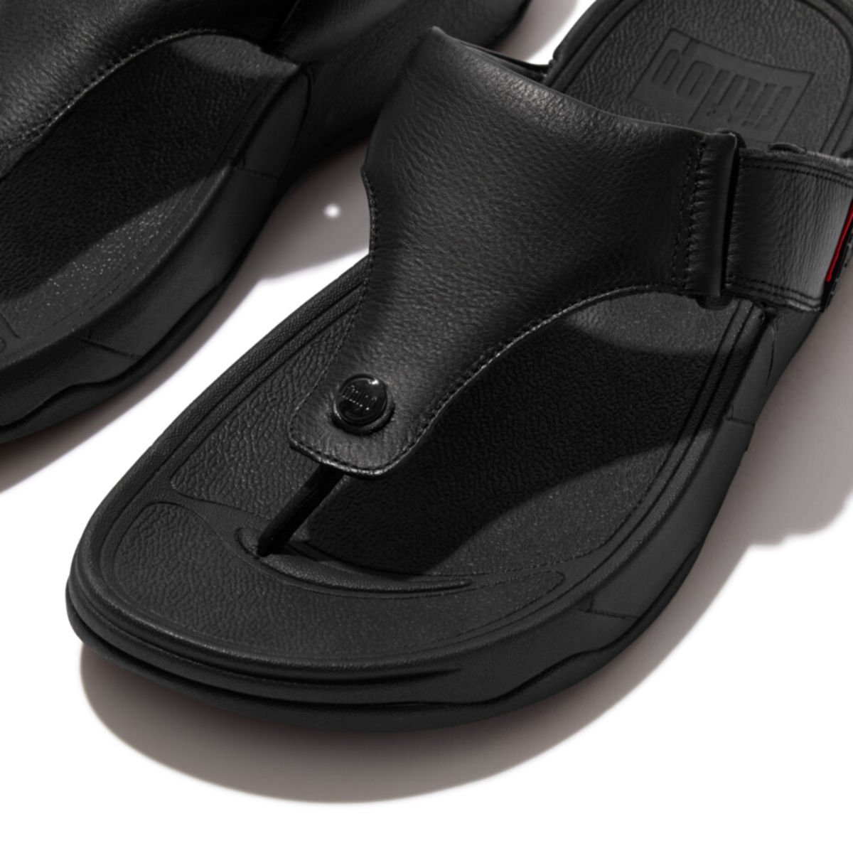 TRAKK II Leather Toe-Post Sandals All Black close up